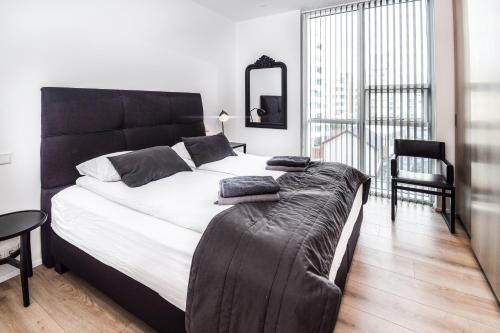 Postel nebo postele na pokoji v ubytování Luxury Lindargata Apartment Reykjavík