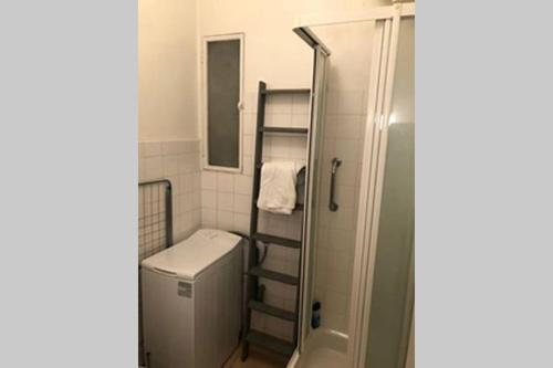 une petite salle de bain avec douche et toilettes dans l'établissement Appartement NICE proche MER et CENTRE, à Nice