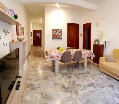 ein Esszimmer mit einem Tisch mit Stühlen und einem Sofa in der Unterkunft la casa al mare in Pescara