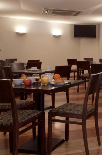a dining room with tables and chairs with fruit on them at Verlain in Paris