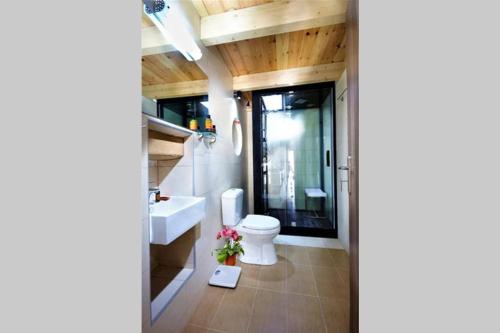 Ένα μπάνιο στο Villa Archontiki, with rooftop pool and stunning panoramic views!