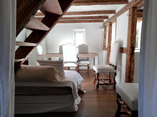 - un salon avec une table, un canapé et des chaises dans l'établissement La Chaumière, à Strasbourg