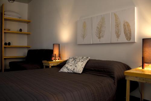 Un pat sau paturi într-o cameră la Hostal Hidalgo