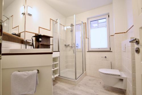 萬格羅格的住宿－Villa Rossini Wohnung 2，带淋浴卫生间和盥洗盆的浴室