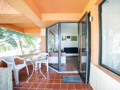 a balcony with a table and chairs and a room at Hotel La Rinconada Santa Fe in Xochitepec