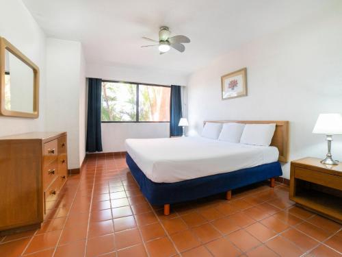 a bedroom with a large bed and a window at Hotel La Rinconada Santa Fe in Xochitepec