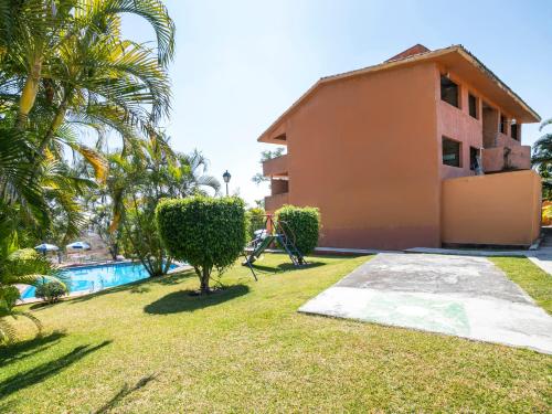 a resort with a swimming pool and a building at Hotel La Rinconada Santa Fe in Xochitepec