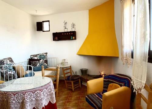 ein Wohnzimmer mit einem Tisch und einigen Stühlen in der Unterkunft Casilla Cantón in Canjáyar