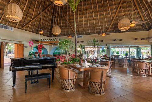 A restaurant or other place to eat at Puerto Aventuras Hotel & Beach Club