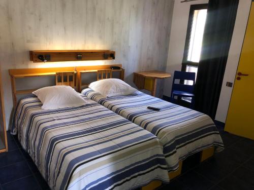 Un pat sau paturi într-o cameră la Le Relais d'Etagnac