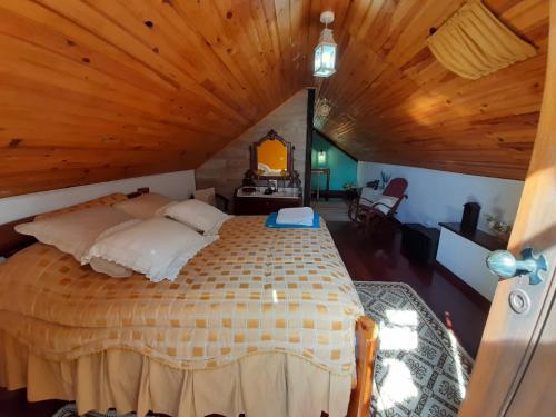 - une chambre avec un lit et un plafond en bois dans l'établissement Casa d'Alegria, à Ribeira Brava