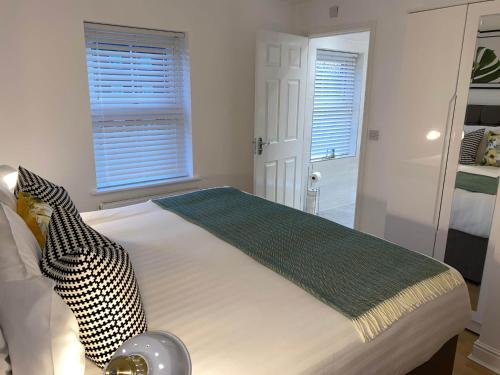 1 dormitorio con 1 cama grande y espejo en Womack Lodge en Saint Helens