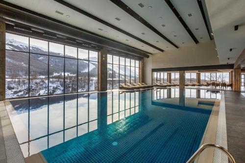 uma piscina com vista para as montanhas em Jermuk Hotel and SPA em Jermuk
