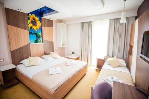Habitación de hotel con 2 camas y TV en Hotel Herceg, en Međugorje