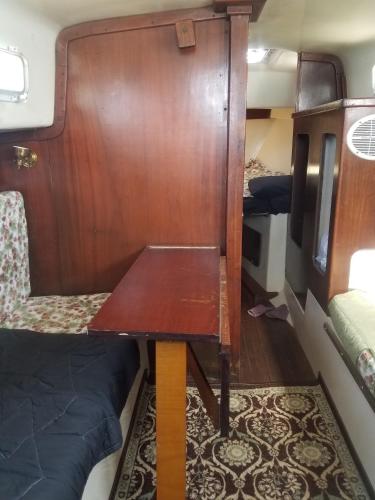 Ένα ή περισσότερα κρεβάτια σε δωμάτιο στο Classic Sailboat 30’