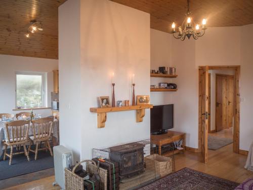TV a/nebo společenská místnost v ubytování Errislannan Stone Cottage