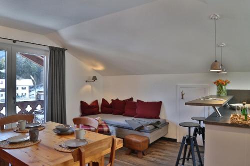 ein Wohnzimmer mit einem Sofa und einem Tisch in der Unterkunft Das Schönanger Ferienwohnungen in Grainau