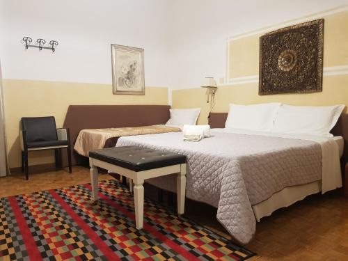 une chambre d'hôtel avec deux lits et une chaise dans l'établissement Locazione Turistica Cittadella, à Vérone
