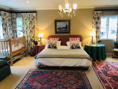 En eller flere senge i et værelse på Grace on Argyle, full solar suite in Sandton