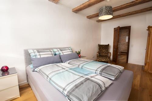 ein Schlafzimmer mit einem großen Bett in einem Zimmer in der Unterkunft Am Lindenbaum in Friedrichshafen