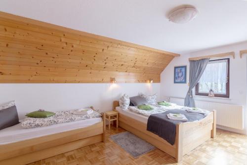 Postel nebo postele na pokoji v ubytování Apartments Ukanc