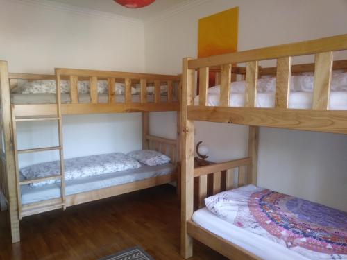 1 Schlafzimmer mit 2 Etagenbetten in einem Haus in der Unterkunft AFIFE "Porta da Alegria" in Viana do Castelo