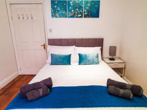 מיטה או מיטות בחדר ב-Charming Central Apartment with King Bed and Netflix