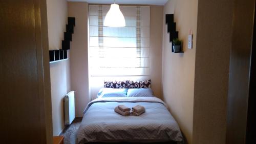 プエルト・デ・サグントにあるBonito apartamento para vacaciones en Puerto de Saguntoのベッドルーム1室(靴1足付きのベッド1台付)