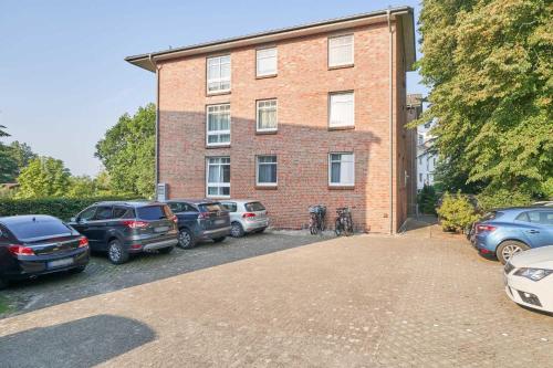 ein Backsteingebäude mit davor geparkt in der Unterkunft Haus Roland Wohnung 11 in Zinnowitz