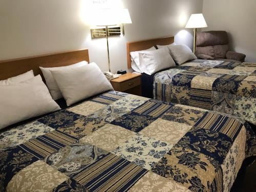 um quarto de hotel com duas camas e um candeeiro em Dutch Country Inn em Kalona