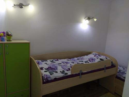 Un pat sau paturi într-o cameră la Andrey Apartment