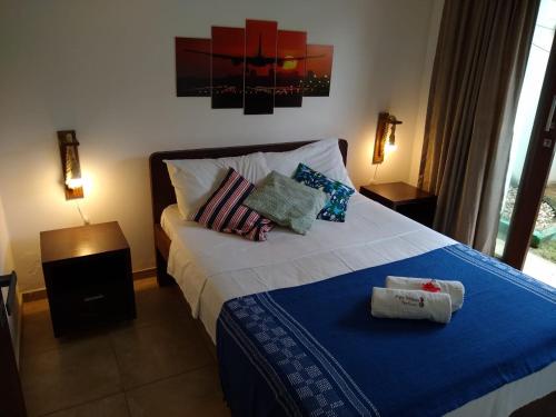 a bedroom with a bed with pillows on it at Apto Pipa Beleza Spa Resort in Pipa