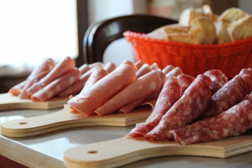 een groep worsten en ander vlees op snijplanken bij Primula in Poggibonsi