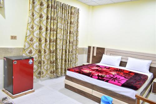 سرير أو أسرّة في غرفة في SWAT GUEST HOUSE