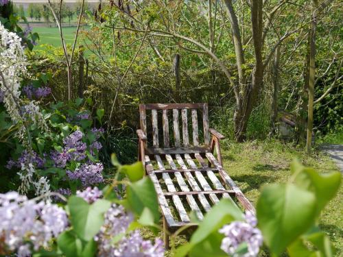 Un jardín fuera de Logis Auberge de Crissay