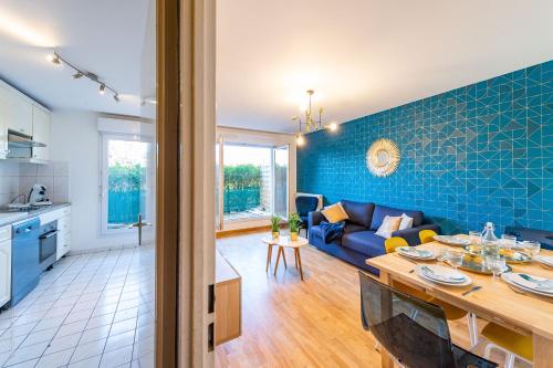 d'une cuisine et d'un salon avec un mur bleu. dans l'établissement Magnifique appartement 7 Pers proche gare, à Lognes