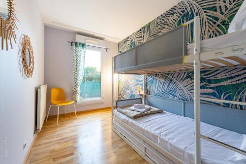 une chambre avec un lit superposé et une chaise dans l'établissement Magnifique appartement 7 Pers proche gare, à Lognes