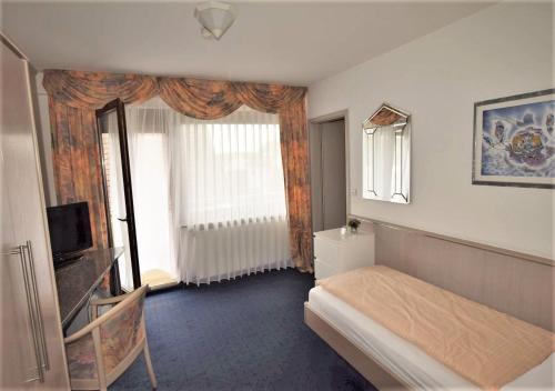 Кровать или кровати в номере Hotel Alena - Kontaktlos Check-In