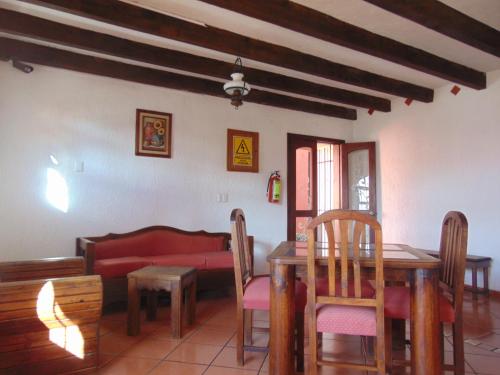 a living room with a table and a couch at La casa de la abuela in San Cristóbal de Las Casas