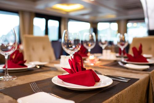 Un restaurante u otro lugar para comer en Alisa Cruise Halong