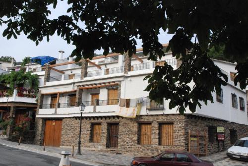 un edificio al lado de una calle en alojamiento rural la ermita bubion, en Bubión