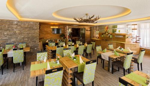 Hotel-Restaurant Forellenhof في بوتشبرغ ام شنيبرغ: مطعم بطاولات وكراسي خشبية في الغرفة