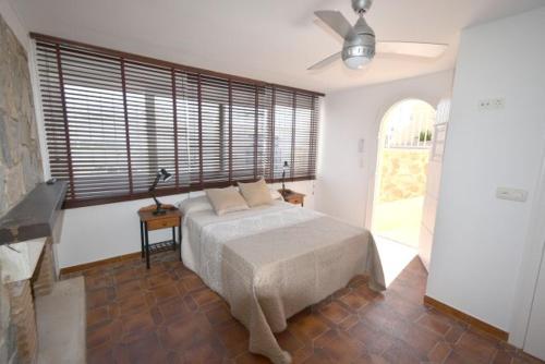 a bedroom with a bed and a ceiling fan at Villa Bonita en Aguilas Murcia con piscina privada in Águilas