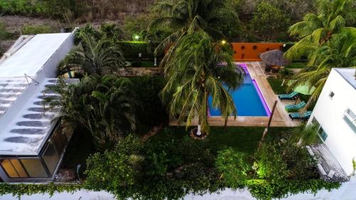 メリダにあるCasa Xcanatunのプール付きの家の航空写真