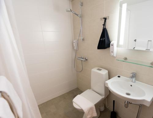 y baño con aseo blanco y lavamanos. en Hotel Kivitasku en Kaarina