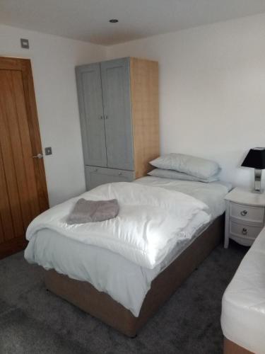 1 dormitorio con 1 cama, vestidor y 1 cama en The Annexe en Bournemouth