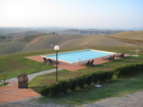 uma piscina no meio de um campo em Staffolino em Siena