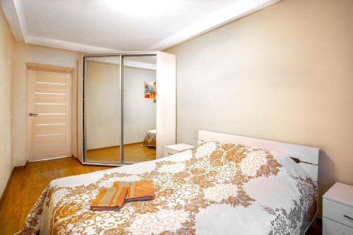 una camera da letto con un letto e due asciugamani di Квартира поруч із Палацом Україна та Ocean Plaza a Kiev