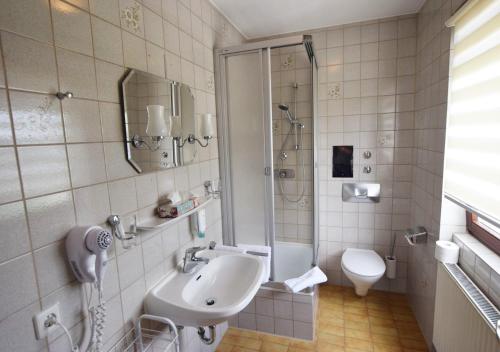 A bathroom at Hotel Alena - Kontaktlos Check-In
