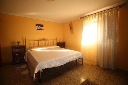 um quarto com uma cama e uma janela em Casa Mary em Lucca